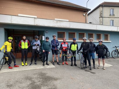 📒 Onze Nivolas Cyclo dans une campagne sublimée par un soleil dans la brume
