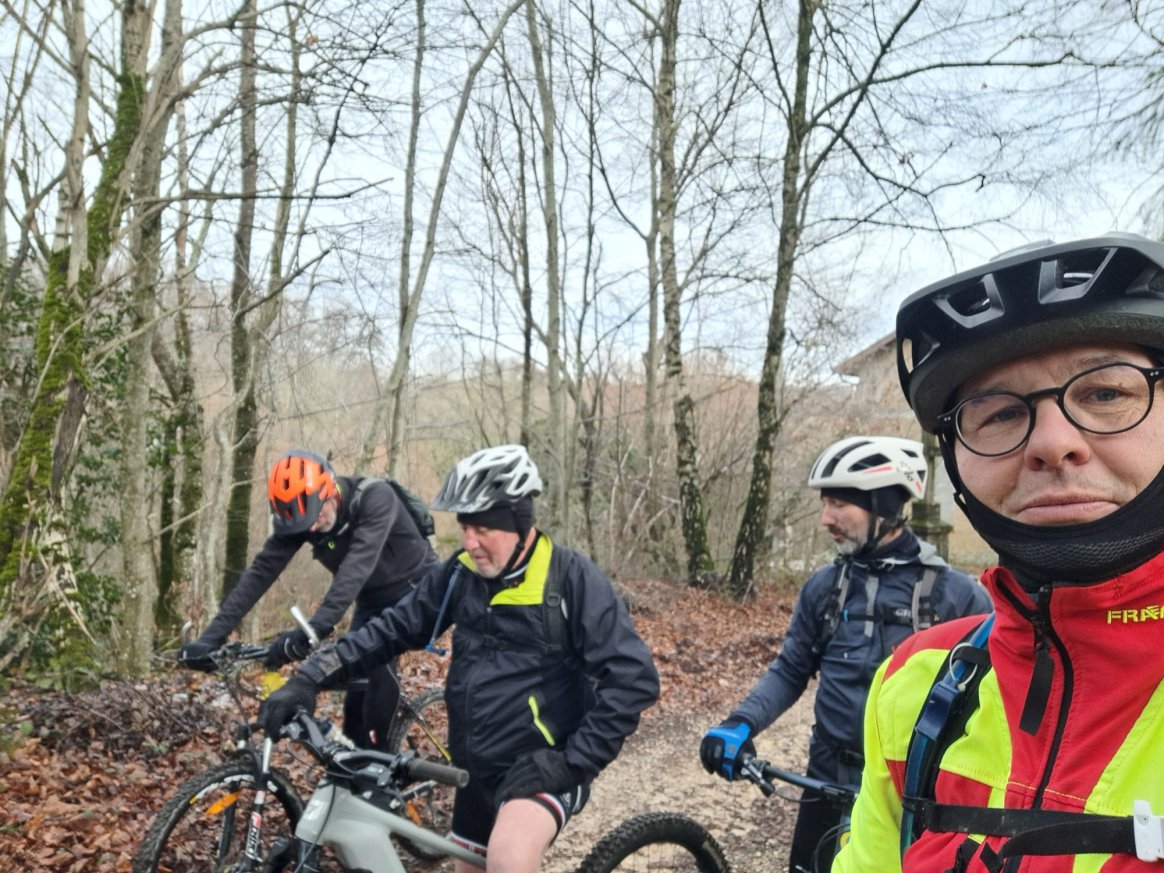 📒 "Nous froid ? Jamais" disent les routiers et "la boue, on adore !" clament les VTT