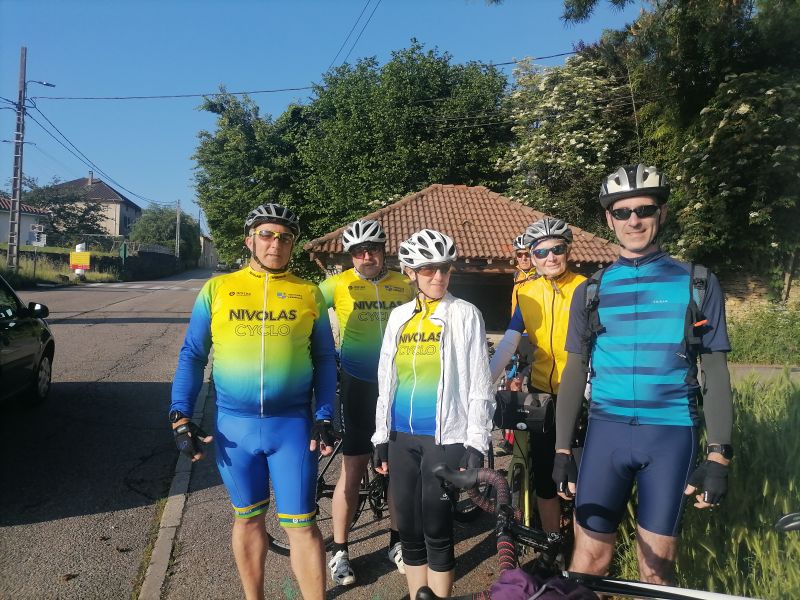 Le groupe route 90km au départ / Stéphanie prend la photo